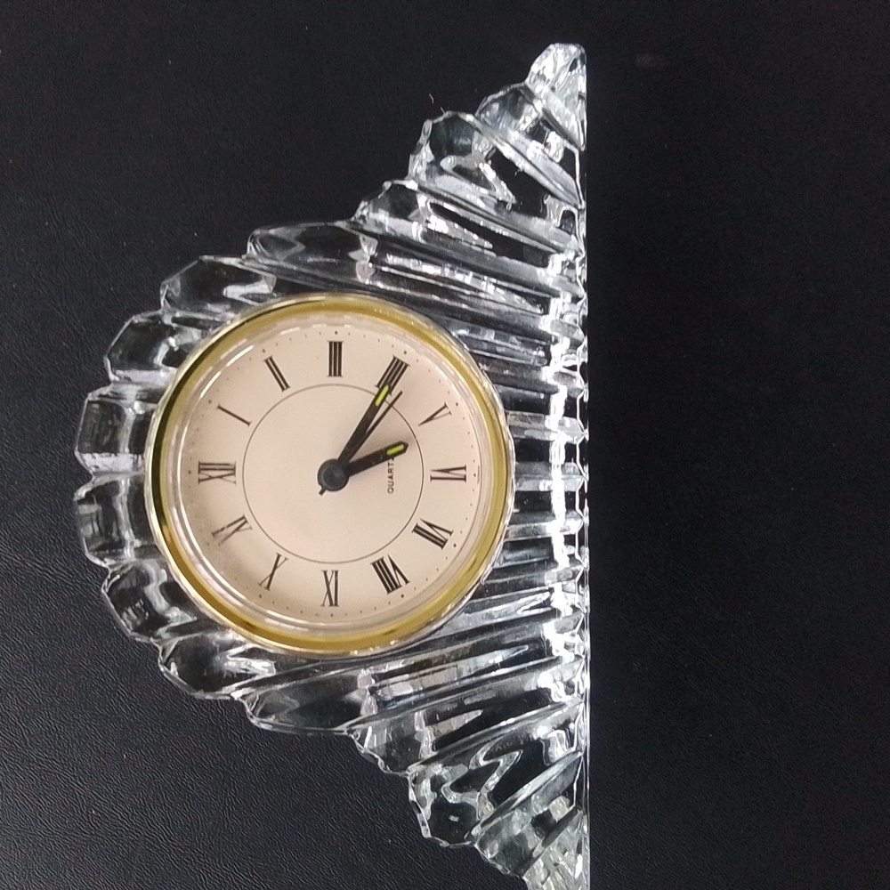 Quartz desk clock